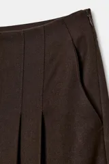 Bermuda de tiro alto en color marrón oscuro, con diseño de tablas frontales, bolsillos laterales y cierre de cremallera oculto en el lateral.