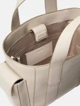 Cartera tote pequeña estructurada de piel sintética en color beige, con asas de mano superiores, compartimentos exteriores en los laterales y logo metálico grabado en la parte delantera.