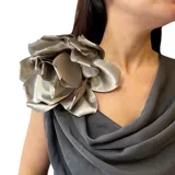 Broche de seda color plateado con forma de flor grande.