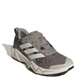 Championes deportivos Adidas Rapidmove Go Trainer, con diseño en tonos beige y gris con estampado animal print. Presentan las icónicas tres tiras laterales en color blanco, suela de goma con diseño geométrico y refuerzos en la puntera.