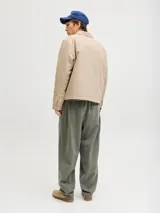 Pantalón jogger verde militar de corte holgado, con pinzas en la cintura y elástico ajustable.