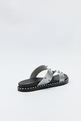 Sandalias plateadas con doble tira ancha y microtachas metálicas.