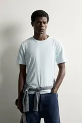 Camiseta slim fit de manga corta y cuello redondo en color gris.