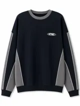 Buzo de cuello redondo en combinación de colores negro y gris, con paneles laterales y en mangas, detalle de líneas blancas y logo estampado en el pecho.