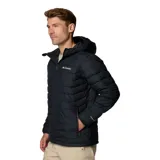 Campera acolchada negra con capucha, cierre frontal completo y bolsillos laterales con cremallera. Presenta tecnología termorreflectante en el interior y logo de la marca estampado en el pecho.