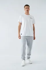 Pantalón de jogging gris melange, corte recto, con bolsillos laterales y logo en grifa de goma.