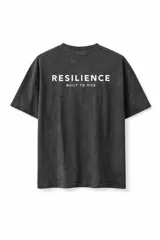 Remera de algodón premium con efecto de lavado a la piedra, corte oversize y diseño unisex. Presenta estampado tipográfico en la espalda con la frase 'RESILIENCE BUILT TO RISE'.