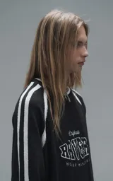 Sweater de punto negro con cuello redondo, mangas largas con franjas laterales blancas y puños en punto rib. Presenta un diseño gráfico bordado en el pecho con la inscripción 'RAVERS' y detalles en blanco.