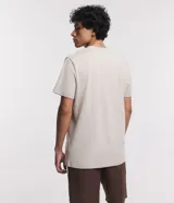 Remera básica de hombre con corte comfort, cuello redondo y manga corta. Confeccionada en tejido de media malla con textura acanalada.
