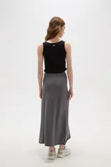 Falda larga de corte recto y tiro alto, confeccionada en tejido de punto con acabado suave y ruedo sin costuras.