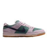 Championes Nike SB Dunk Low Pro confeccionados en gamuza, con base en color verde y superposiciones en tono lila. Cuenta con el característico swoosh en color azul oscuro, entresuela rosada y suela de goma marrón.