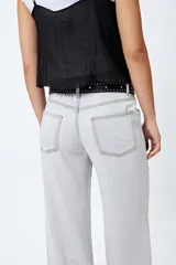 Jean de tiro bajo, estilo baggy, color negro lavado con detalles de doble bolsillo frontal.