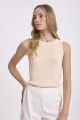 Crop top tejido sin mangas, con cuello redondo y diseño ajustado.