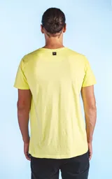 Remera de algodón pima premium color amarillo lima, con corte regular y cuello redondo acanalado al tono.