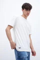 Remera de manga corta color blanco, con cuello redondo y corte holgado.