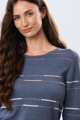 Buzo tejido de algodón con cuello redondo y mangas largas, en tono azul con sutiles líneas horizontales rosadas.
