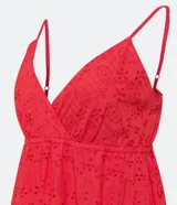 Vestido corto rojo con breteles finos ajustables, escote en pico, textura de flores y volado en el bajo.