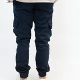 Pantalón cargo azul marino de gabardina con puño en los tobillos y múltiples bolsillos.