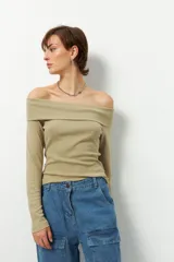 Remera color beige, strapless y de manga larga, confeccionada en algodón.