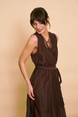 Vestido midi marrón oscuro sin mangas, con escote en V y cinto ajustable en la cintura.