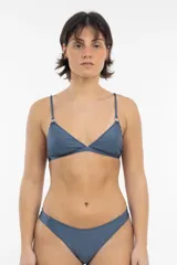 Bombacha de bikini de corte clásico, con diseño minimalista y costuras reforzadas en los bordes.