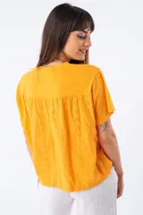 Remera naranja de viscosa con calados en la espalda.