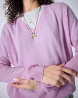 Sweater de punto fino color gris claro, con cuello en V y mangas largas. El tejido parece ser ligeramente transparente o muy liviano.