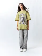 Remera de manga corta, corte oversized, color verde oliva, con un estampado frontal de estilo asiático que presenta una figura femenina en traje tradicional rodeada de flores.