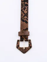Cinto marrón con estampado de piel de serpiente y hebilla geométrica dorada.
