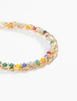 Pulsera dorada con doble cadena, una de eslabones y otra con cuentas de colores.