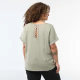 Camiseta de tejido crepé en color verde, con escote en V y mangas cortas con dobladillo fijo.