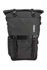 Mochila Thule Covert DSLR Rolltop color gris oscuro, con cubierta enrollable, diseñada para transportar equipo de fotografía y artículos personales. Incluye compartimento acolchado para cámara y lentes, múltiples bolsillos organizadores y correas ajustables.