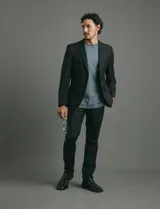 Traje de corte clásico compuesto por saco de dos botones con solapas tradicionales y pantalón de vestir a juego. Confeccionado en tejido liso de poliéster.