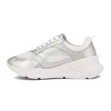 Championes Vizzano blancos con detalles plateados, acordonados y con suela chunky.