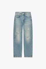 Jeans de tiro alto con diseño mom fit, confeccionados en denim de lavado medio con efecto desgastado y roturas localizadas. Presentan cinco bolsillos, trabillas para cinturón y cierre frontal con cremallera y botón metálico.