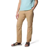 Pantalón de senderismo color beige, de corte recto y cintura media. Cuenta con rodillas articuladas para mayor movilidad, múltiples bolsillos funcionales y tecnología de protección solar y repelencia a líquidos.