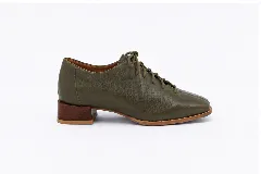 Zapatos acordonados de cuero color negro, con diseño de punta cuadrada, costuras centrales decorativas y suela marrón con taco bajo.