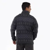Campera polar con cierre frontal completo, confeccionada en tejido exterior tipo punto con estampado geométrico. Cuenta con cuello alto, bolsillos laterales y un bolsillo frontal con cierre en el pecho, además de un parche con logo de la marca.