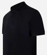 Remera polo slim negra de algodón con textura acanalada, cuello clásico con botones y mangas cortas.