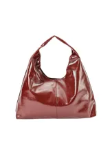 Cartera tipo hobo de poliuretano símil cuero con acabado brillante, color bordó, con costura central vertical y asa integrada.