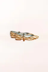 Bailarinas chatitas de punta, con estampado animal print de cebra en tonos camel y blanco, detalles en verde caza y cordones al tono. Incluyen plantilla intercambiable de lana y piel.