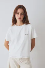 Remera de algodón de corte clásico con cuello redondo, mangas cortas y costuras a contratono. Presenta el logo de la marca bordado en el pecho.