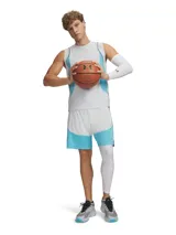 Short de básquetbol Under Armour modelo Curry Splash, con diseño en bloques de color blanco y celeste, y detalles en negro. Confeccionado en tejido de punto texturizado, cuenta con cintura elástica con cordón, bolsillos laterales y aberturas en el bajo.