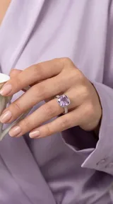 Anillo de plata 925 con cristal cuadrado facetado color amatista y banda decorada con circonias.