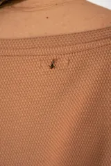 Sweater color marrón claro con textura tipo waffle, corte holgado y mangas largas.