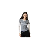 Remera manga larga Eme Studios estilo jersey de fútbol, color gris y blanco con cuello en V, diseño estampado y logotipos de la marca en el pecho.