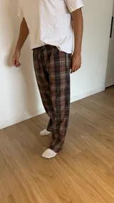 Pantalón de hombre confeccionado en franela con diseño escocés. Cuenta con elástico en la cintura y dos bolsillos laterales.
