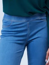 Jegging azul con pretina elastizada, bolsillos delanteros simulados y bolsillos traseros aplicados.