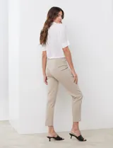 Pantalón color beige de gabardina elastizada, marca Ruby Rd. Pretina ancha, delantera con bolsillos simulados y trasera con bolsillos aplicados. Largo de pierna al tobillo.