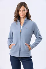 Campera de polar azul marino con cierre frontal completo, cuello alto y bolsillos laterales con cierre. Presenta detalles en cuero en los tiradores de los cierres.